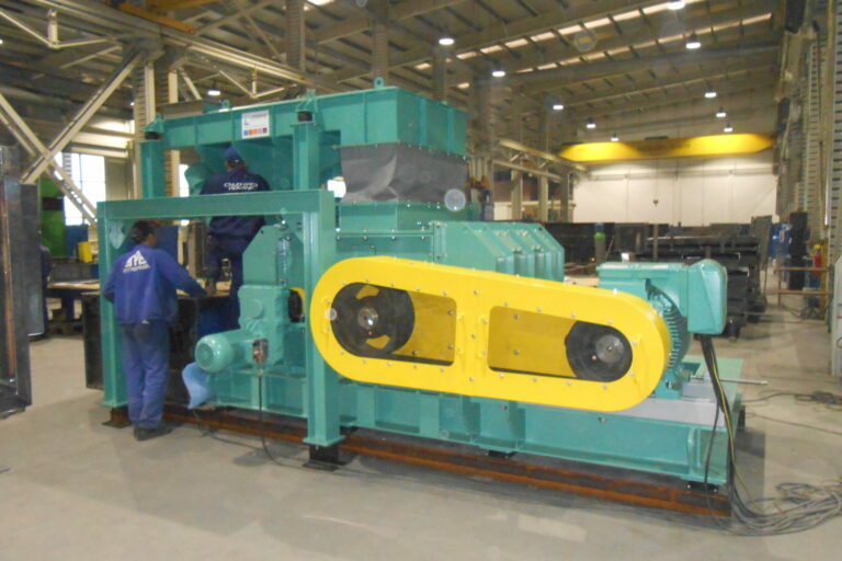 Fertilizer hammer roller mill